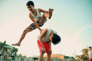 Hai chiến kê đối đầu trong một trận đá gà với khung hình rõ chuyển động