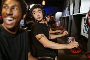 Người mới theo dõi trận e-sport và ghi chú trước khi đặt cược