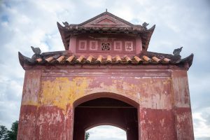 Người dùng kiểm tra mục rút tiền trên điện thoại